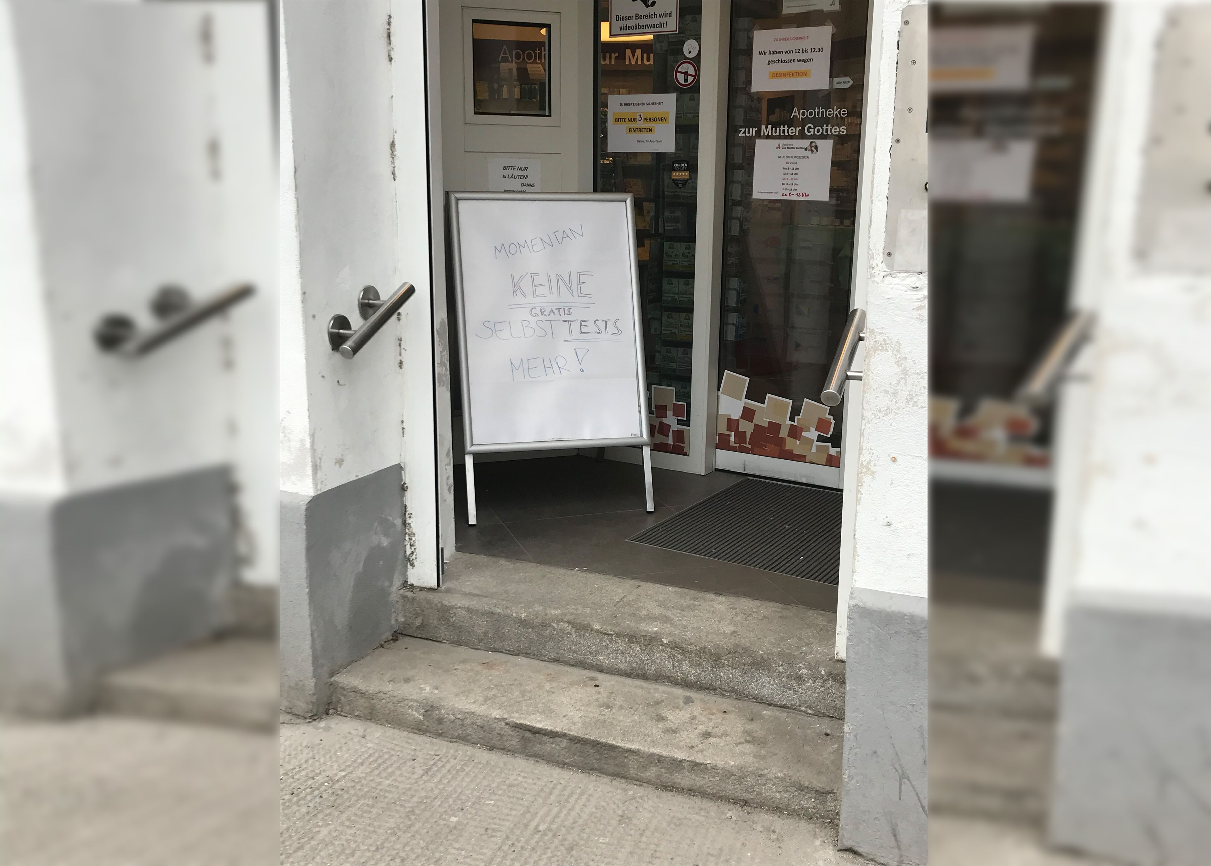 Auf dem Schild steht, dass keine Selbsttests mehr verfügbar sind.