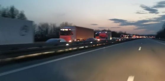 Der Stau am Gründonnerstag bei der Einreise nach Österreich.
