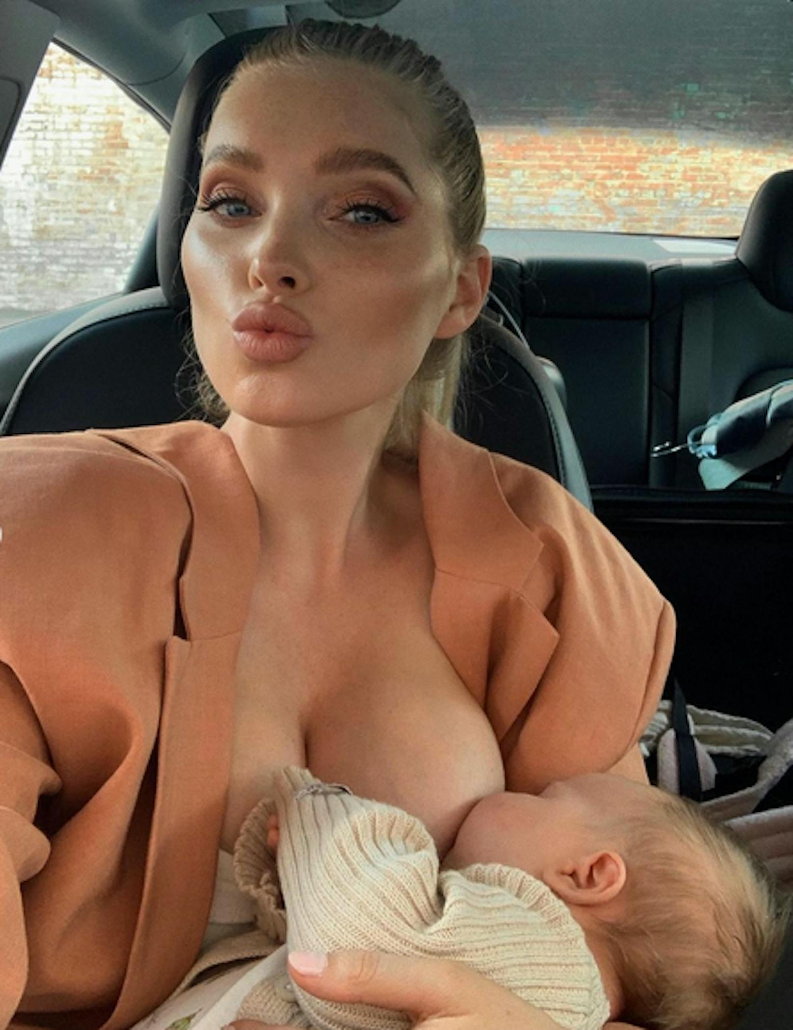 Topmodel Elsa Hosk zeigt auf Instagram ihr Mutterglück. Doch das Still-Foto mit ihrer kleinen Tochter Tuulikki sorgt im Netz für eine Welle der Empörung.<br>