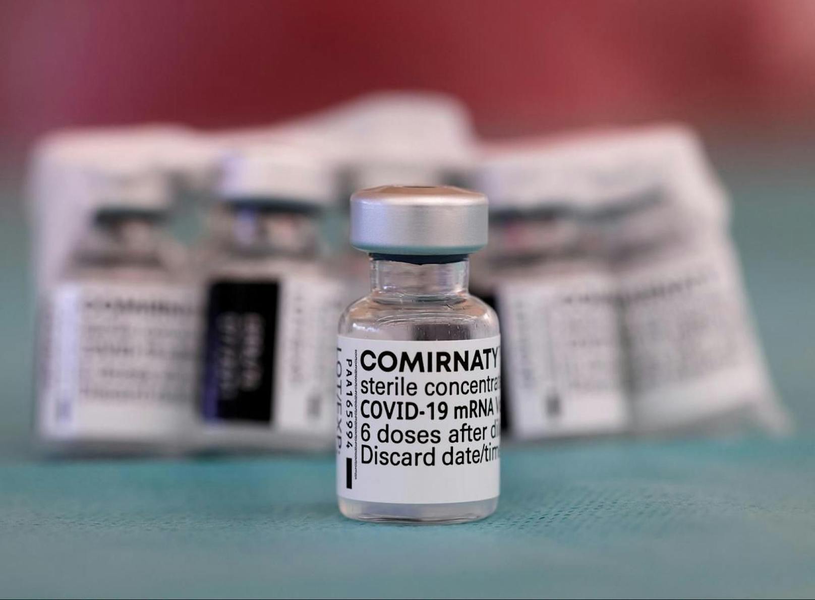 Gut ein Jahr nach Beginn der Pandemie sind bereits mehrere Impfstoffe gegen Covid-19 zugelassen.