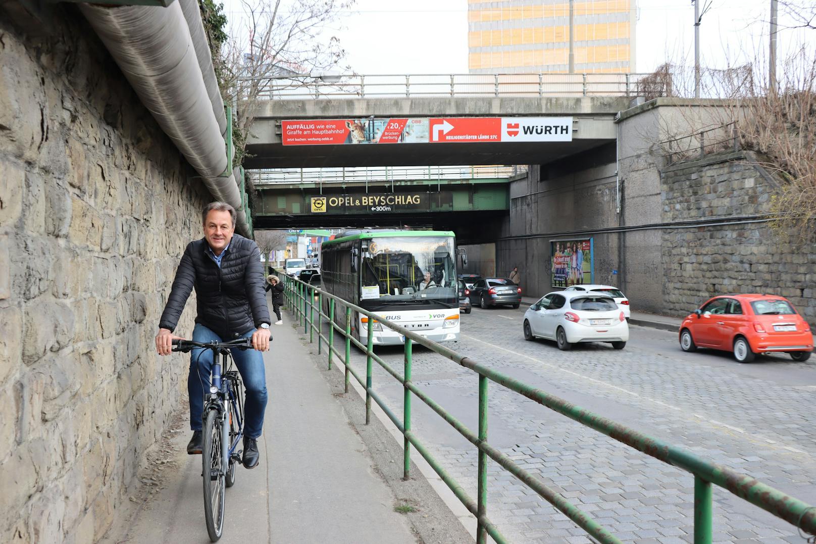 Bis 2022 wird die starkbefahrene Gunoldstraße in Döbling modernisiert. Auch ein neuer Radweg ist geplant, freut sich&nbsp;der stellvertretende Bezirksvorsteher und Vorsitzende der Verkehrskommission Döbling Robert Wutzl (ÖVP).