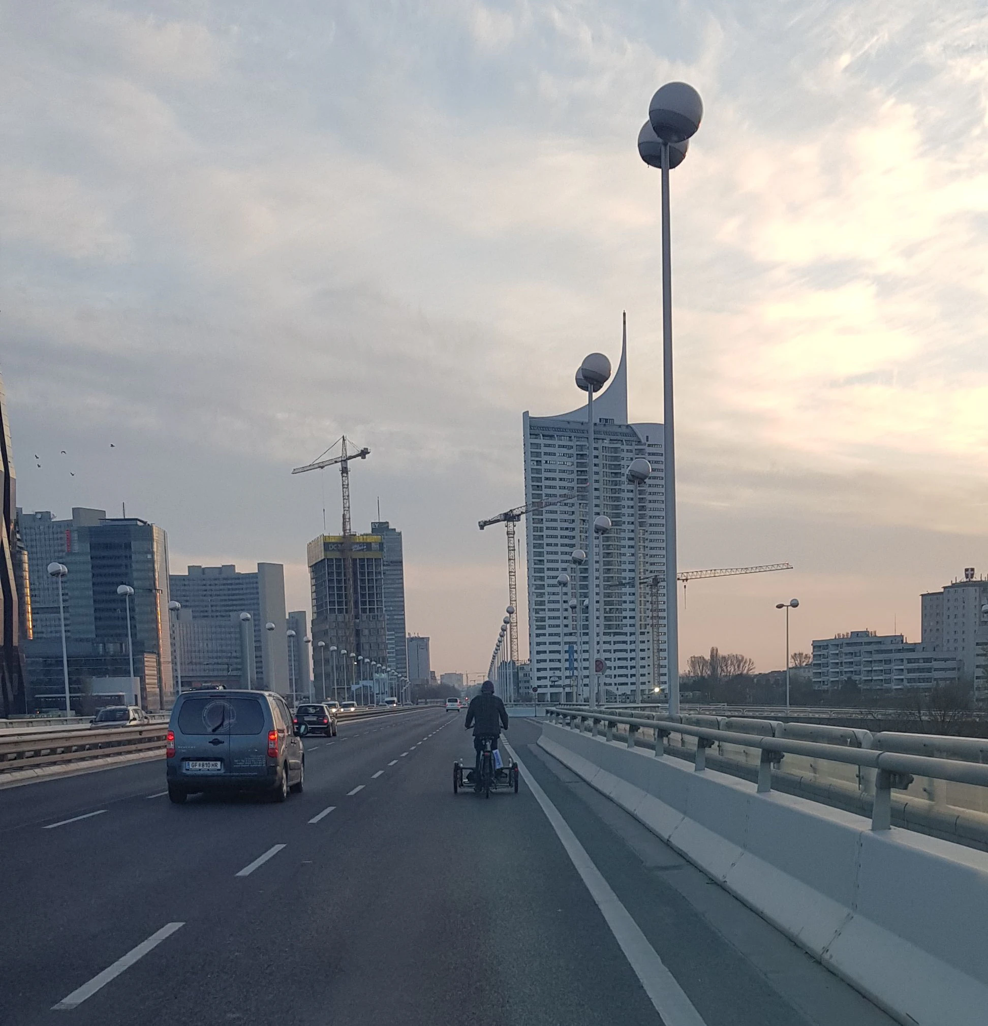 Ein Leser entdeckte den Mann dabei, wie er über die Brücke radelte.