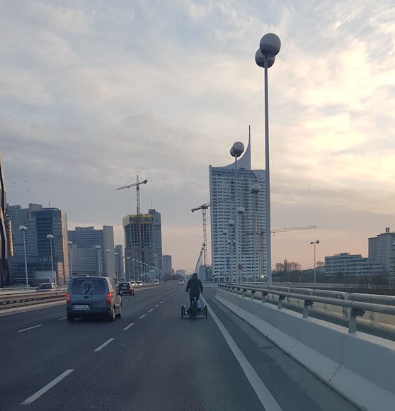 Ein Leser entdeckte den Mann dabei, wie er über die Brücke radelte.