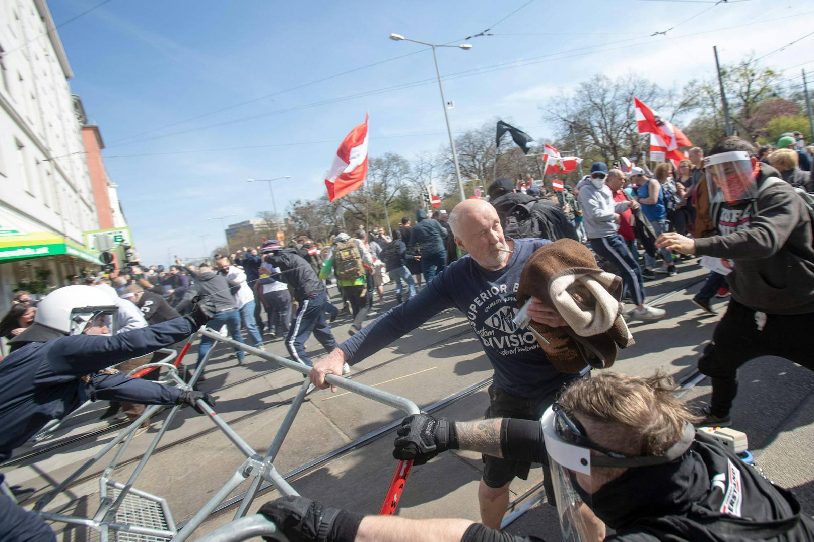 Einsatzkräfte der Wiener Polizei verteidigen eine Absperrung gegen aggressive Chaoten im Rahmen der Demonstration von Corona-Maßnahmengegnern am 10. April 2021.