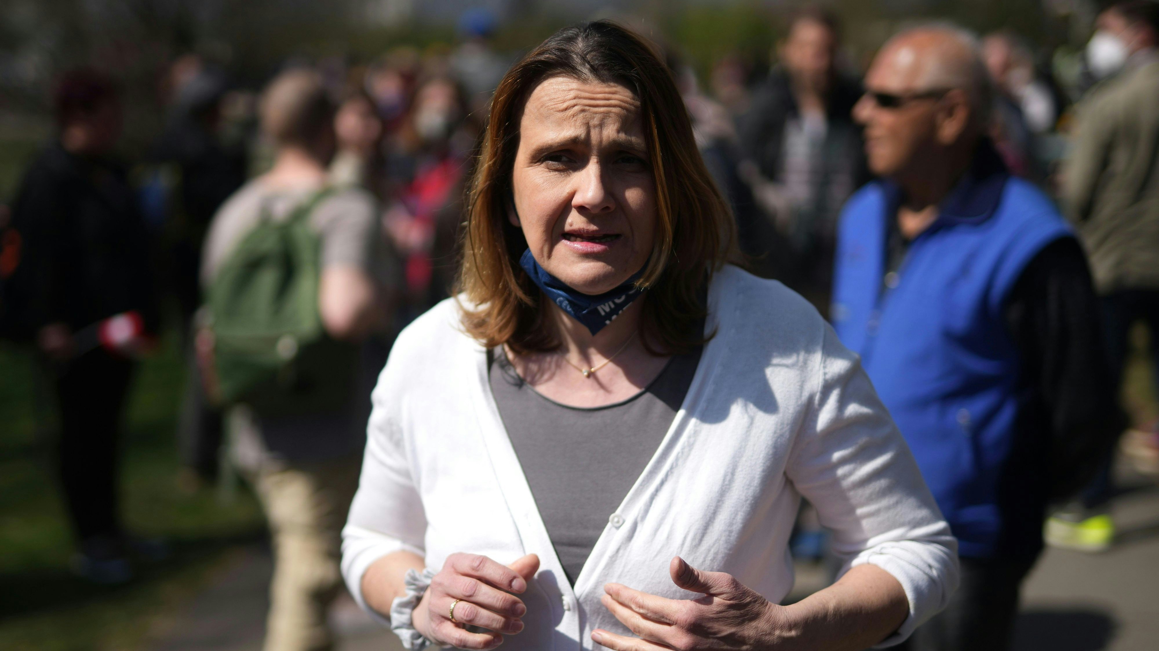 Download von www.picturedesk.com am 10.04.2021 (18:36).  ABD0037_20210410 - WIEN - ÖSTERREICH: Dagmar Belakowitsch (FPÖ) anl. einer Demonstration von Corona-Maßnahmengegnern unter dem Motto "Wir holen uns unser Leben zurück" am Samstag, 10. April 2021, im Schweizergarten in Wien. - FOTO: APA/GEORG HOCHMUTH - 20210410_PD2290 - Rechteinfo: Rights Managed (RM)