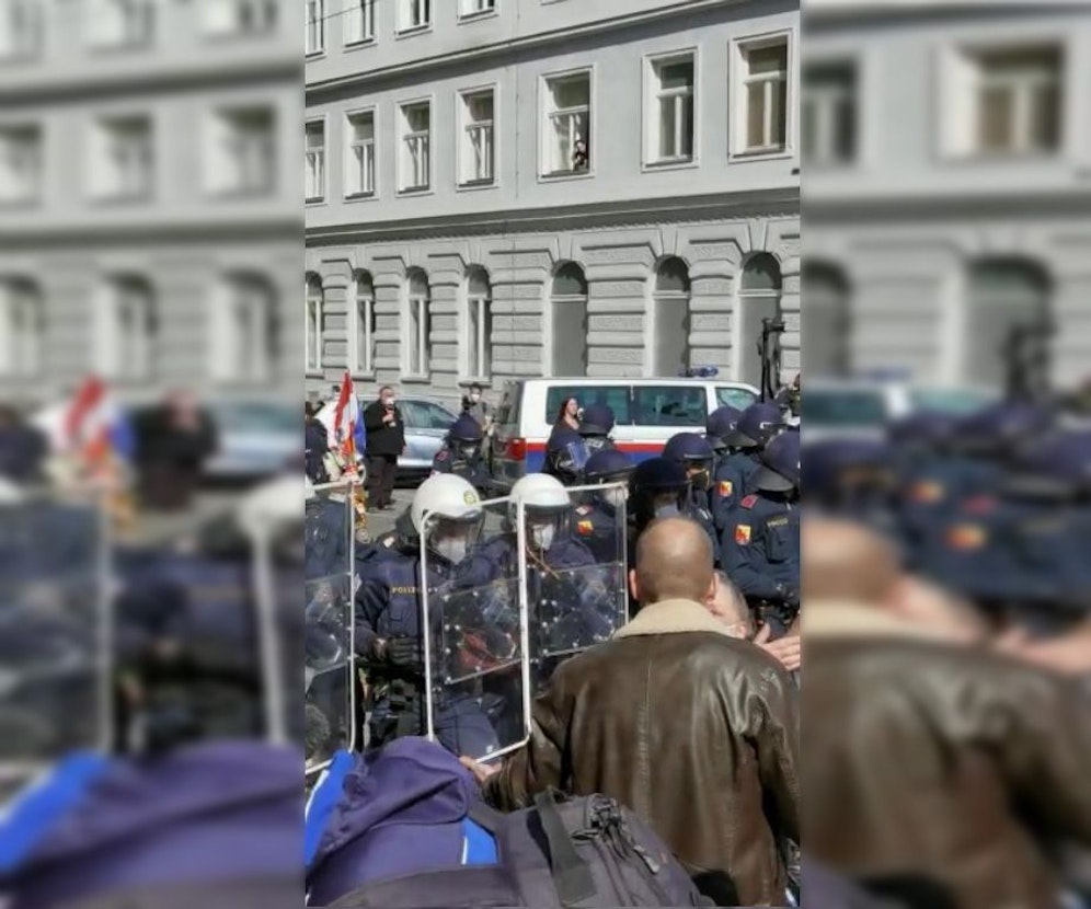 Die Polizei schütze sich mit Schildern.
