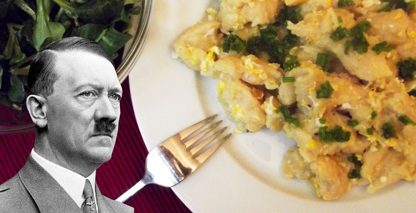 Eiernockerl mit grünem Salat bringen einen Polizisten in Bedrängnis.