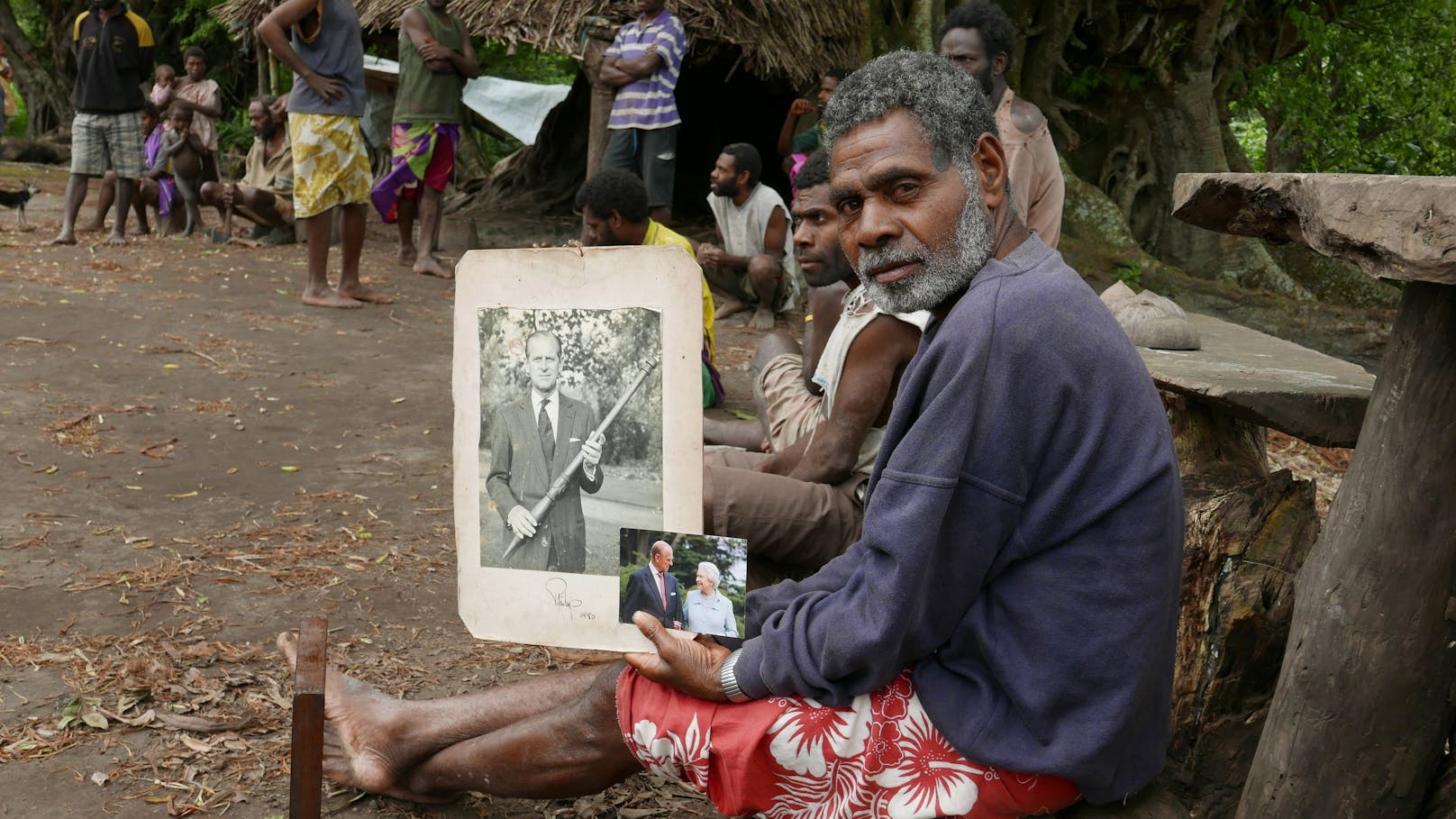 Häuptling Jack Malia aus dem Dorf Younanen hält ein altes Foto von Prinz Philip.