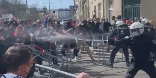Wegen mehrerer Durchbruchsversuche musste die Polizei Pfefferspray gegen die Corona-Demo einsetzen