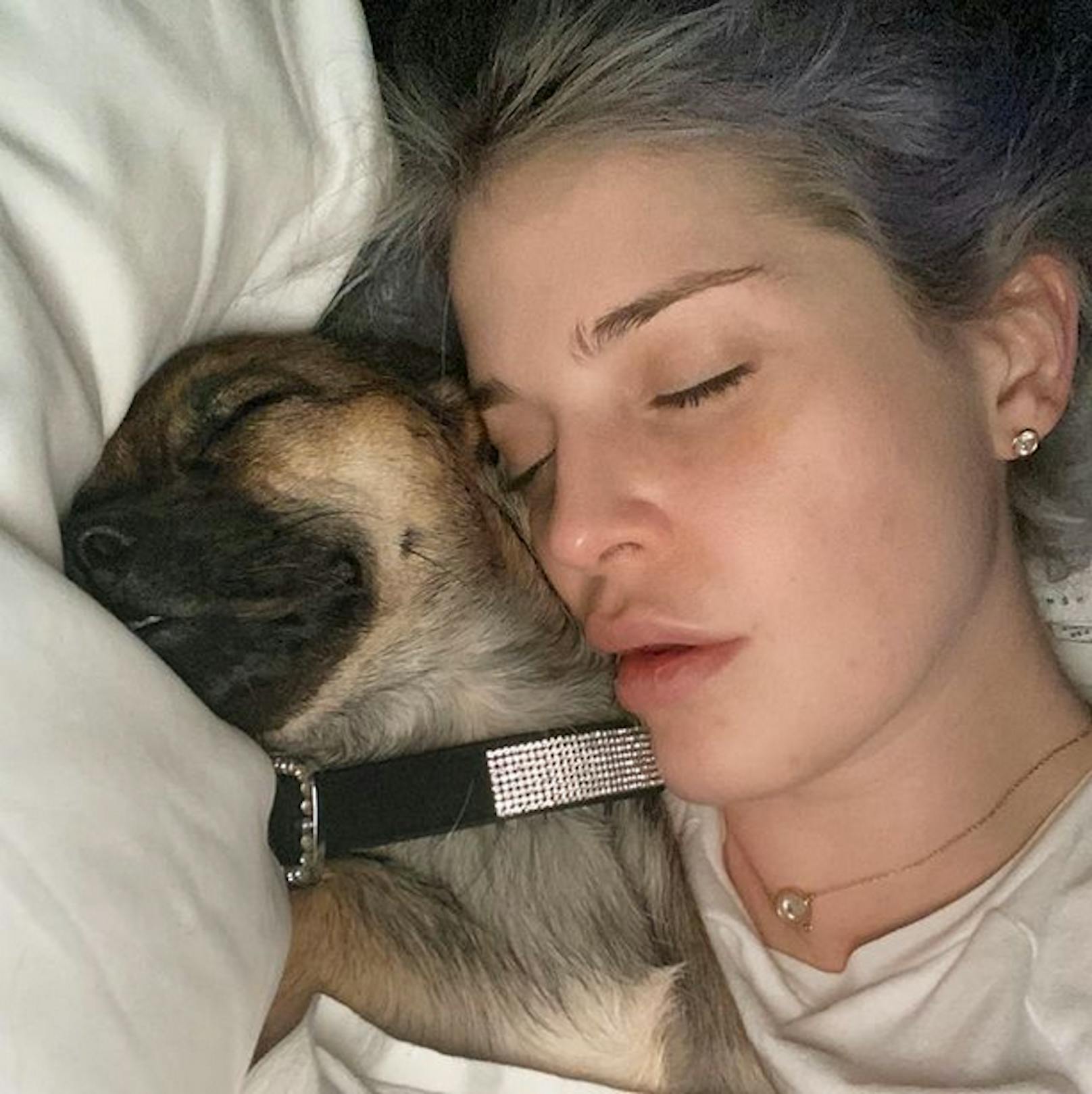 Hallo Wochenende! Kelly Osbourne kuschelt sich mit ihrem Hündchen in ihrem Bett ein und genießt ein paar ruhige, entspannte Minuten.<br>