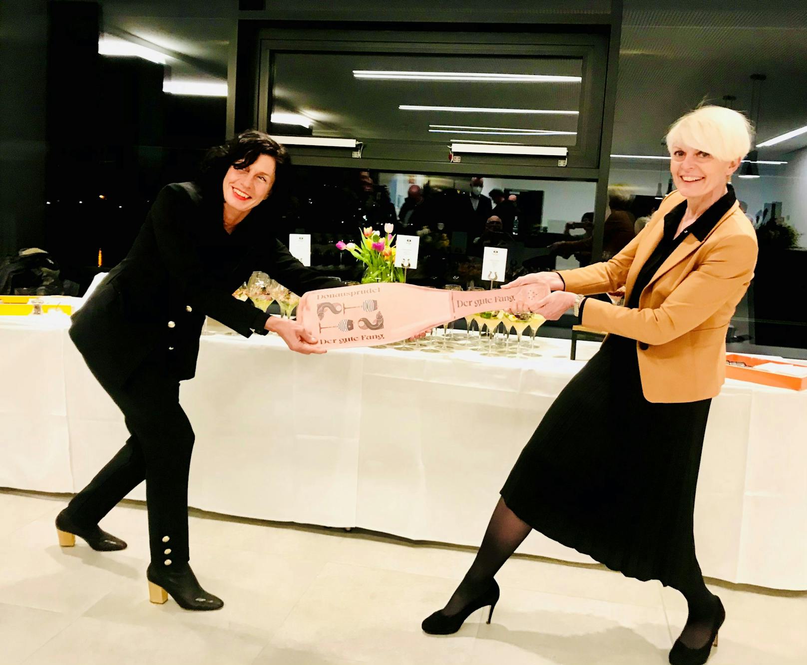 Dieses Foto mit Gastronomin Hannah Neunteufel und SP-Bürgermeisterin Ulrike Schachner sorgte für Wirbel.