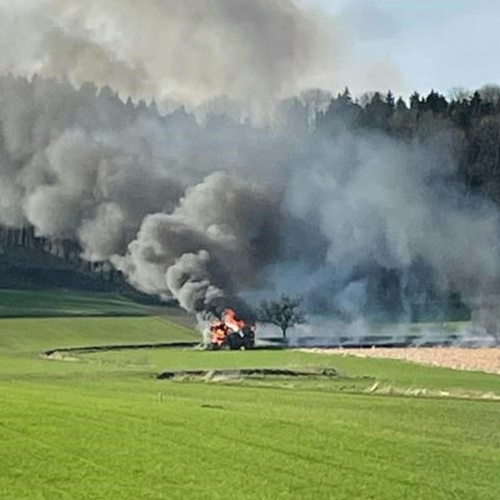 Während der Fahrt geriet der Traktor in Brand.