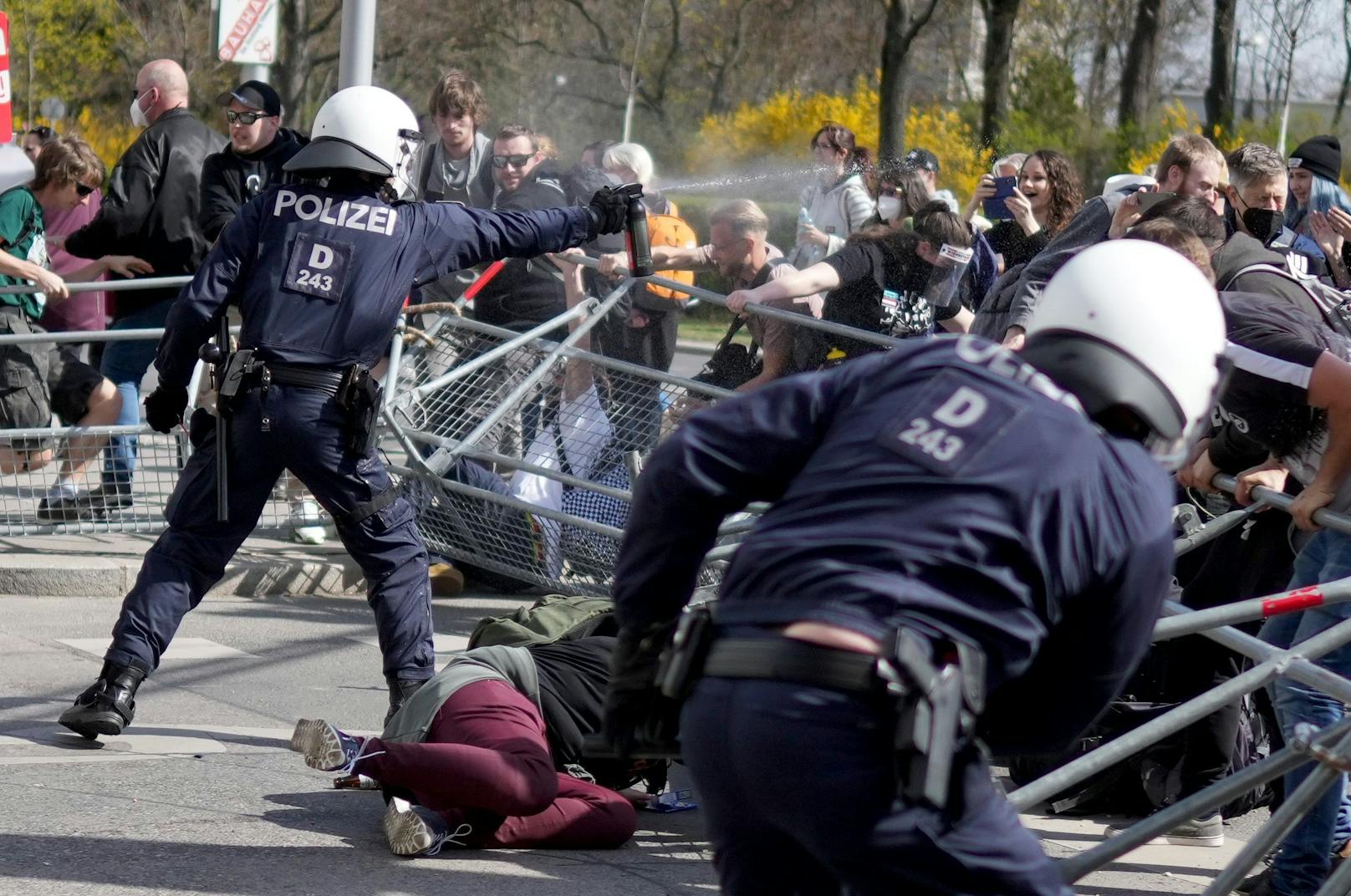 Einsatzkräfte der Wiener Polizei verteidigen eine Absperrung gegen aggressive Chaoten im Rahmen der Demonstration von Corona-Maßnahmengegnern am 10. April 2021.