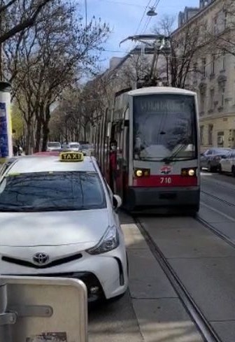 Das Auto war so schlecht geparkt, dass die Straßenbahn nicht vorbei kam.