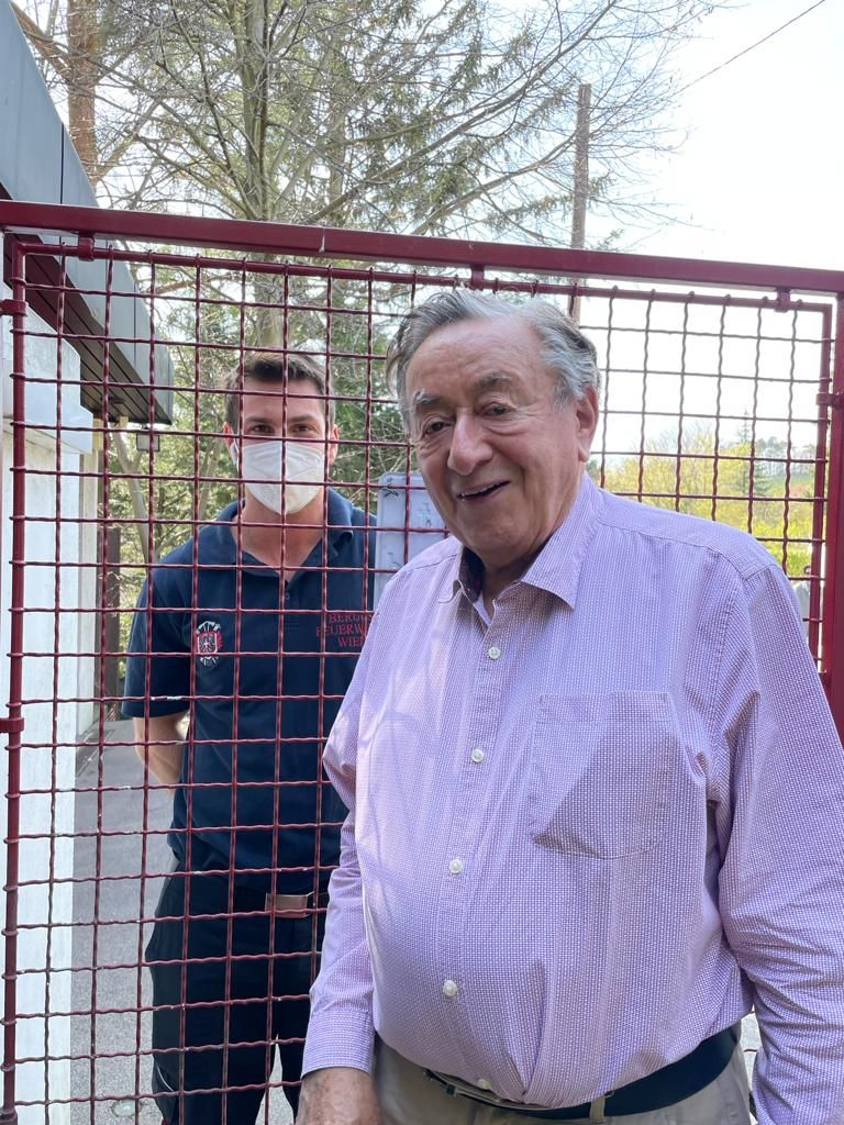 Richard Lugner mit einem Feuerwehrmann