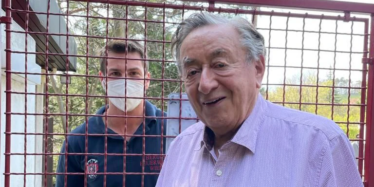 Richard Lugner mit einem Feuerwehrmann