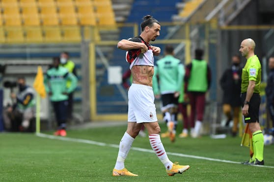 Zlatan Ibrahimovic fliegt mit Rot vom Platz. 