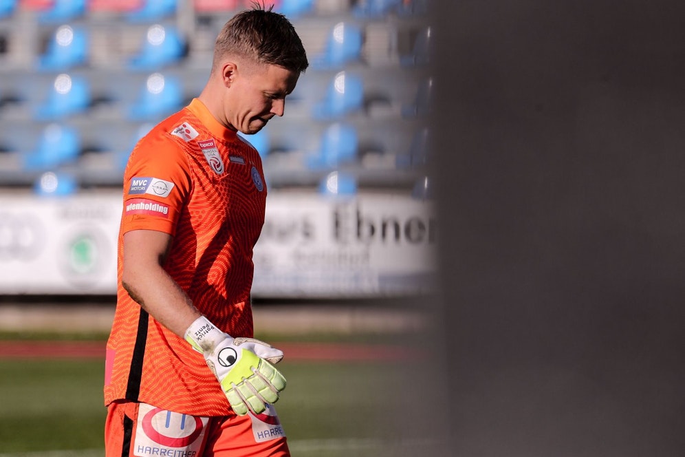 Patrick Pentz versteht den Elferpfiff nicht. 