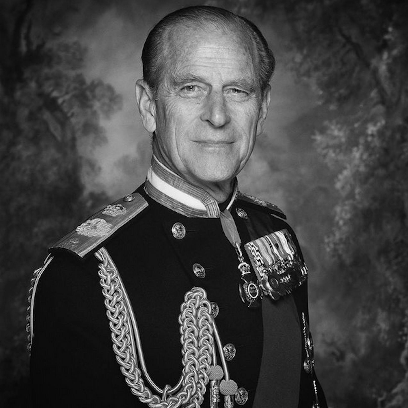 Ein Porträt geht um die Welt: Prinz Philip ist im Alter von 99 Jahren auf Schloss Windsor "friedlich verstorben", lautet die traurige Nachricht aus dem britischen Königshaus.<br>