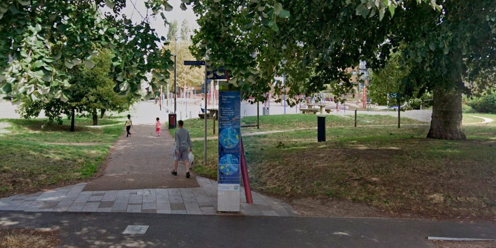 Blick von der Straße auf den Sportplatz im Pepys Park, London.