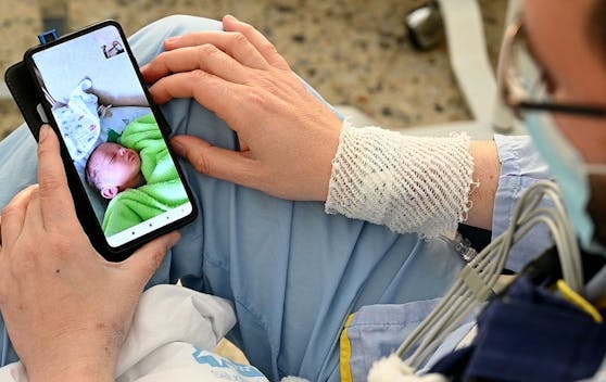 Hat wegen der Herztransplantation die Geburt seines Sohnes verpasst: Antonio Salvador schaut sich das Foto seines ersten Kindes an.