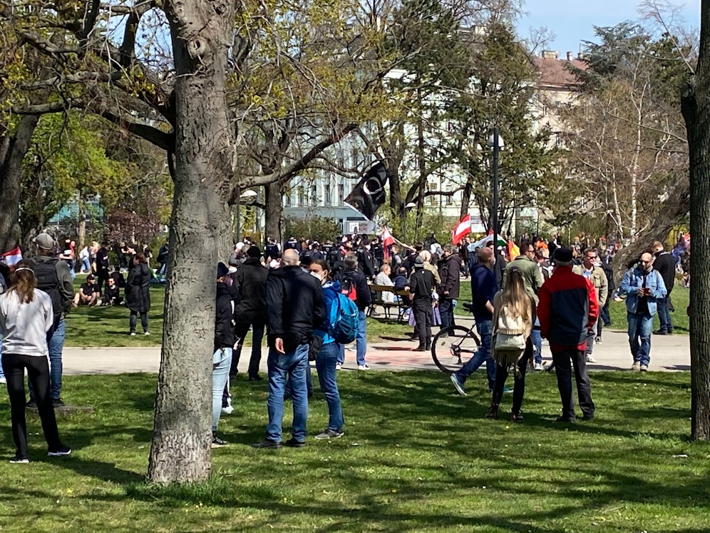 Beim Hauptbahnhof versammelten sich Corona-Gegner.