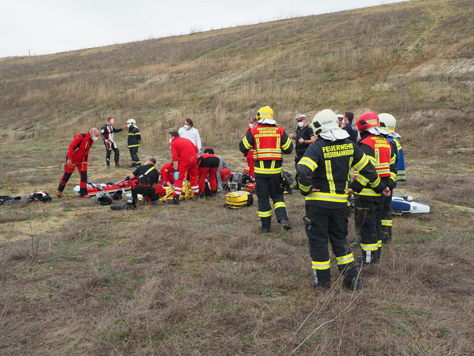 Motocross-Fahrer stürzte bei Biedermannsdorf schwer.