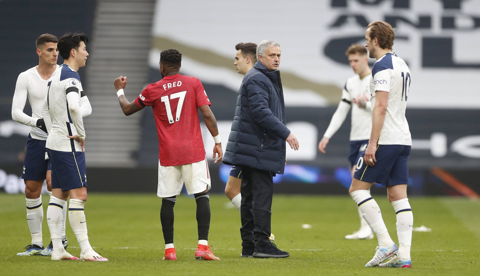 Jose Mourinho auf der Suche nach den Gründen für die Niederlage.