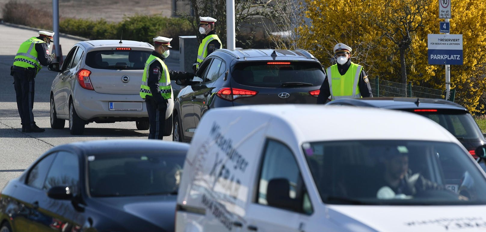 Polizisten bei einer Corona-Ausreisekontrolle an der Bezirksgrenze in Wieselburg im Bezirk Scheibbs