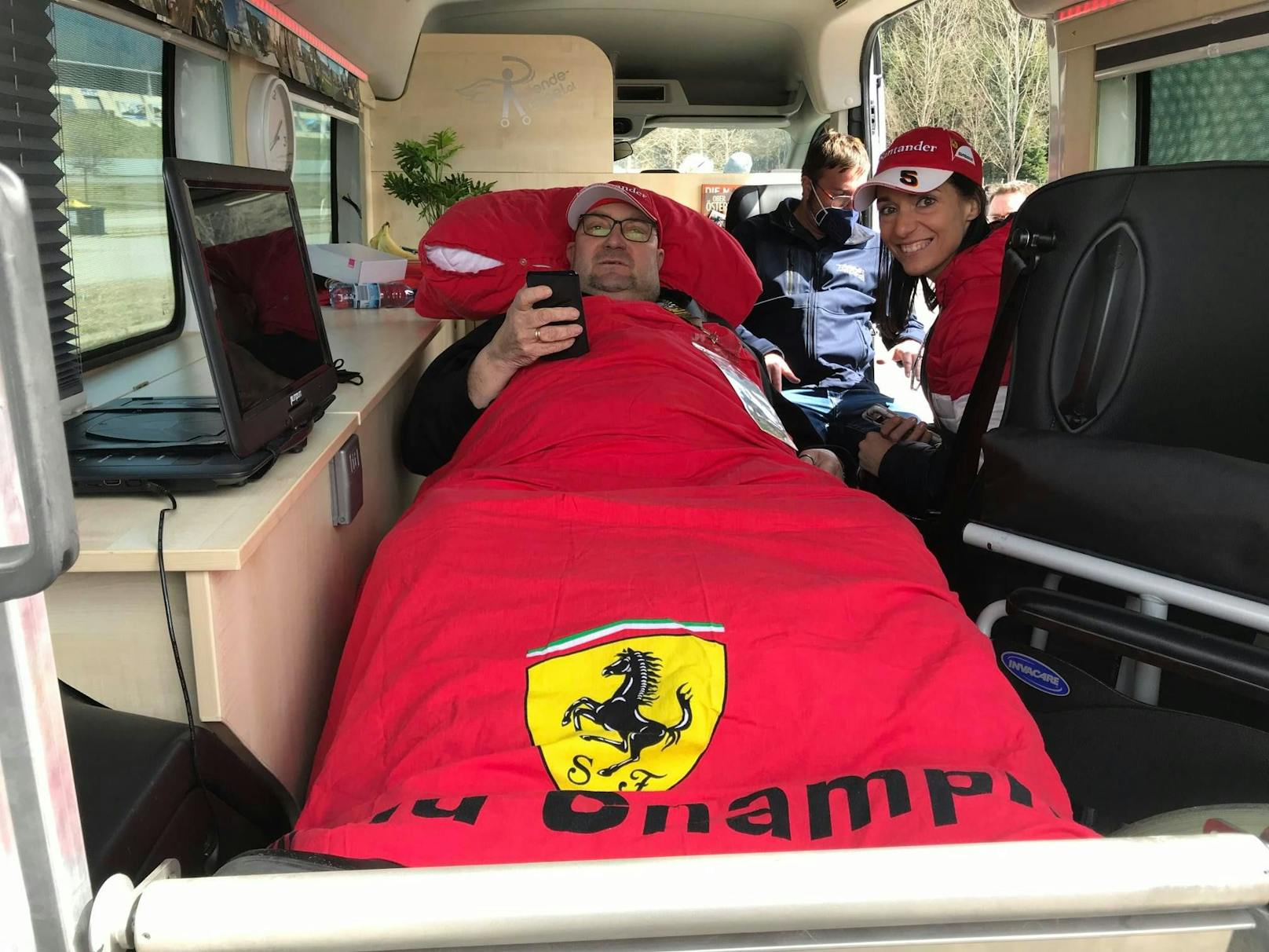 Mit Ferrari-Decke und Kappe ging es im Bus auf die Rennstrecke.