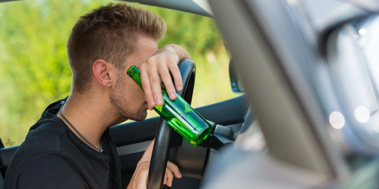 Der Alkolenker schlief am Steuer ein.