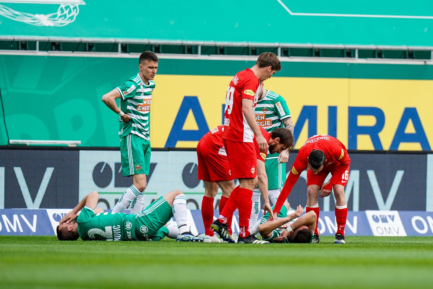 Filip Stojkovic und Ercan Kara sind nach dem Zusammenprall mitgenommen.