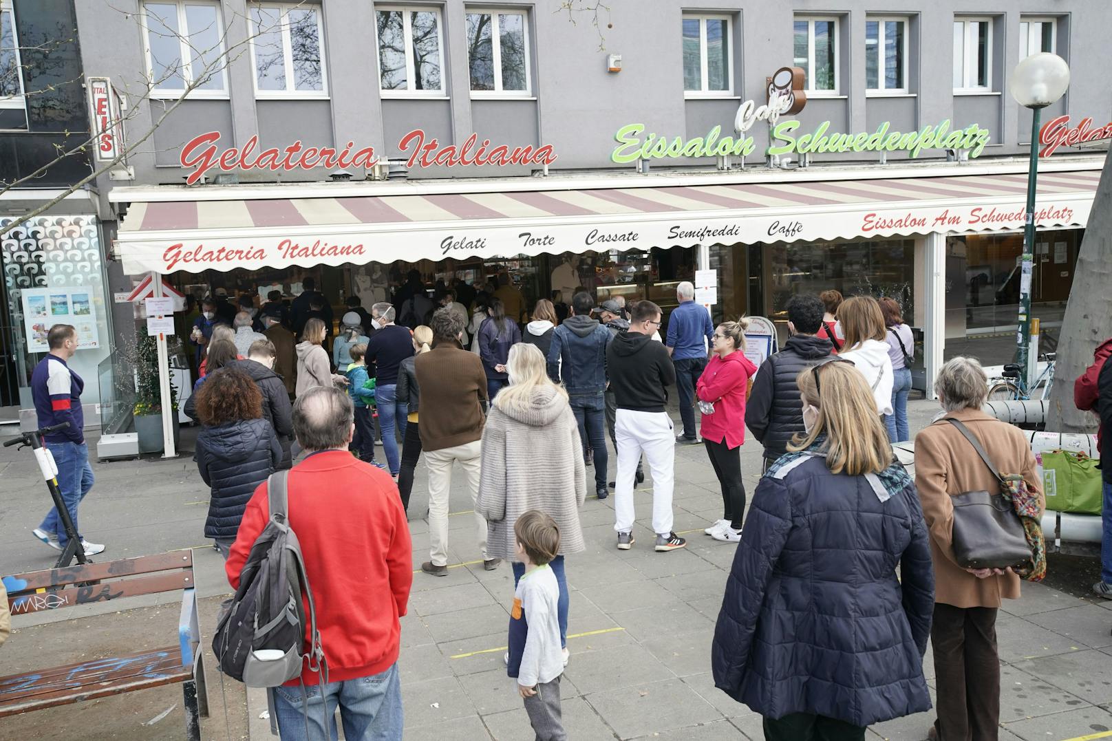 Wiener vor dem Eissalon am Schwedenplatz