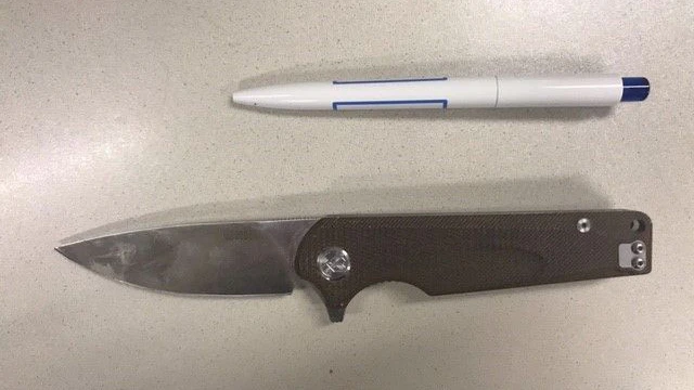 Der Tatverdächtige hatte zwei Klappmesser und Suchtmittel (Cannabis) dabei.