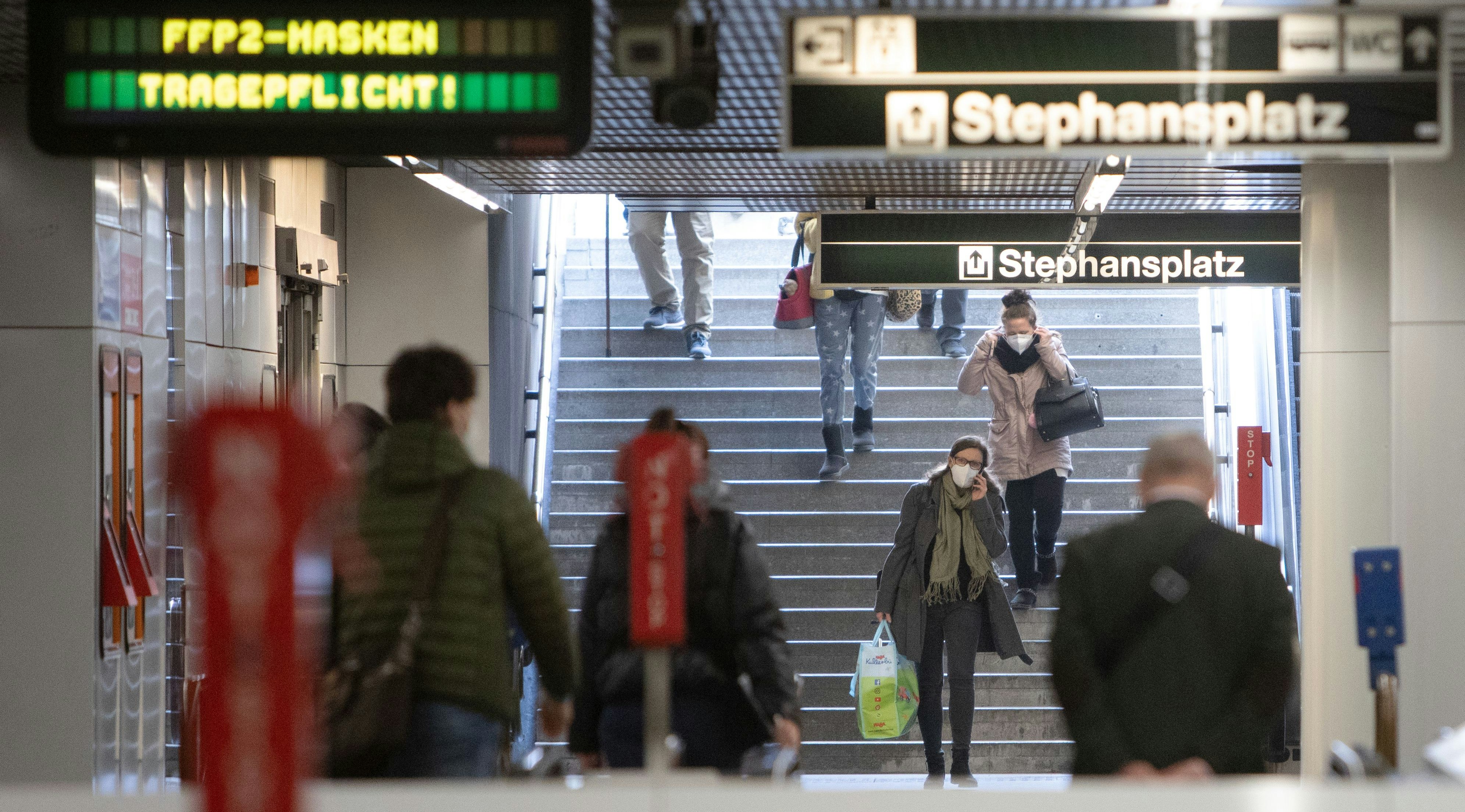 Download von www.picturedesk.com am 11.04.2021 (08:29).  .ÖSTERREICH; WIEN; 20210225; Menschen tragen in der U Bahn Station Stephansplatz eine FFP2 Schutzmasken in Wien am 25. Februar 2021. In Österreich steigen die Corona Virus (COVID 19) Infektionszahlen, gleichtzeitig wird über weitere lockerung der Lockdown Massnahmen diskutiert. /// AUSTRIA; VIENNA; 20210225; People wear FFP2 protective masks in the Stephansplatz subway station in Vienna on February 25, 2021. . In Austria, the number of Corona Virus (COVID 19) infections is increasing, at the same time there is a discussion about further easing the lockdown measures. - 20210225_PD4582 - Rechteinfo: Rights Managed (RM)