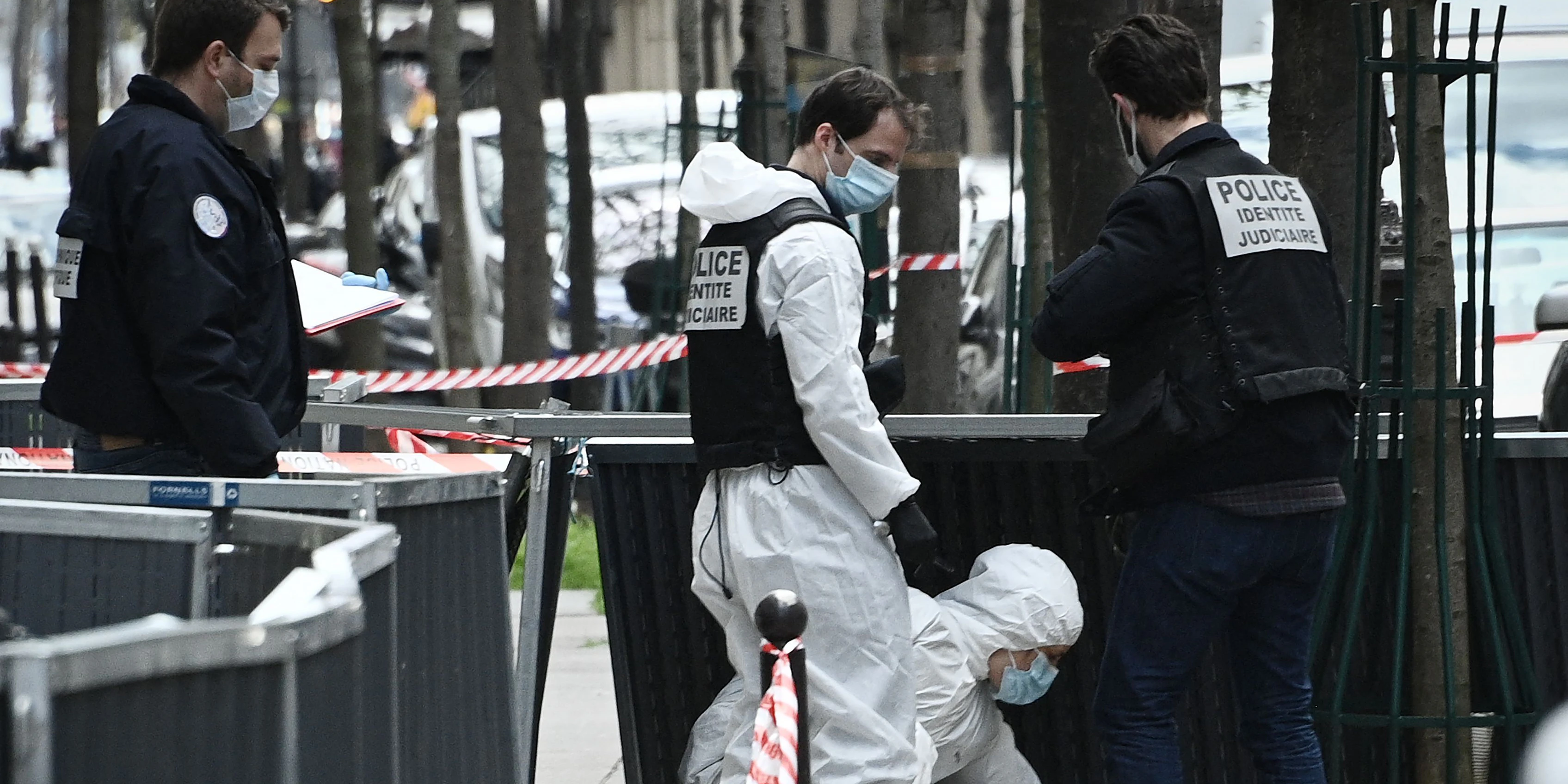 Download von www.picturedesk.com am 12.04.2021 (17:17).  French police forensic investigators search for evidence near the Henry Dunant private hospital where one person was shot dead and one injured in a shooting outside the instituion owned by the Red Cross in Paris' upmarket 16th district on April 12, 2021. (Photo by Anne-Christine POUJOULAT / AFP) - 20210412_PD5000 - Rechteinfo: Rights Managed (RM) Nur für redaktionelle Nutzung! Werbliche Nutzung erfordert Freigabe: bitte schicken Sie uns eine Anfrage.