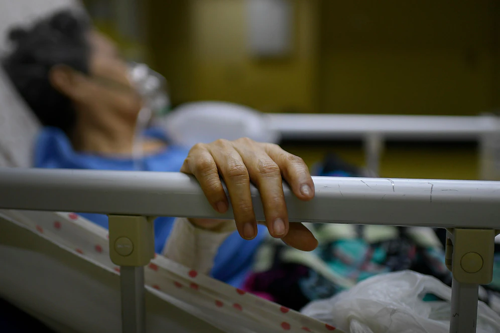 In Brasilien nehmen die Corona-Neuinfektionen stetig zu. Patienten auf der Intensivstation sind komplett abgeriegelt. Trost soll ihnen jetzt ein Handschuh-Trick spenden.