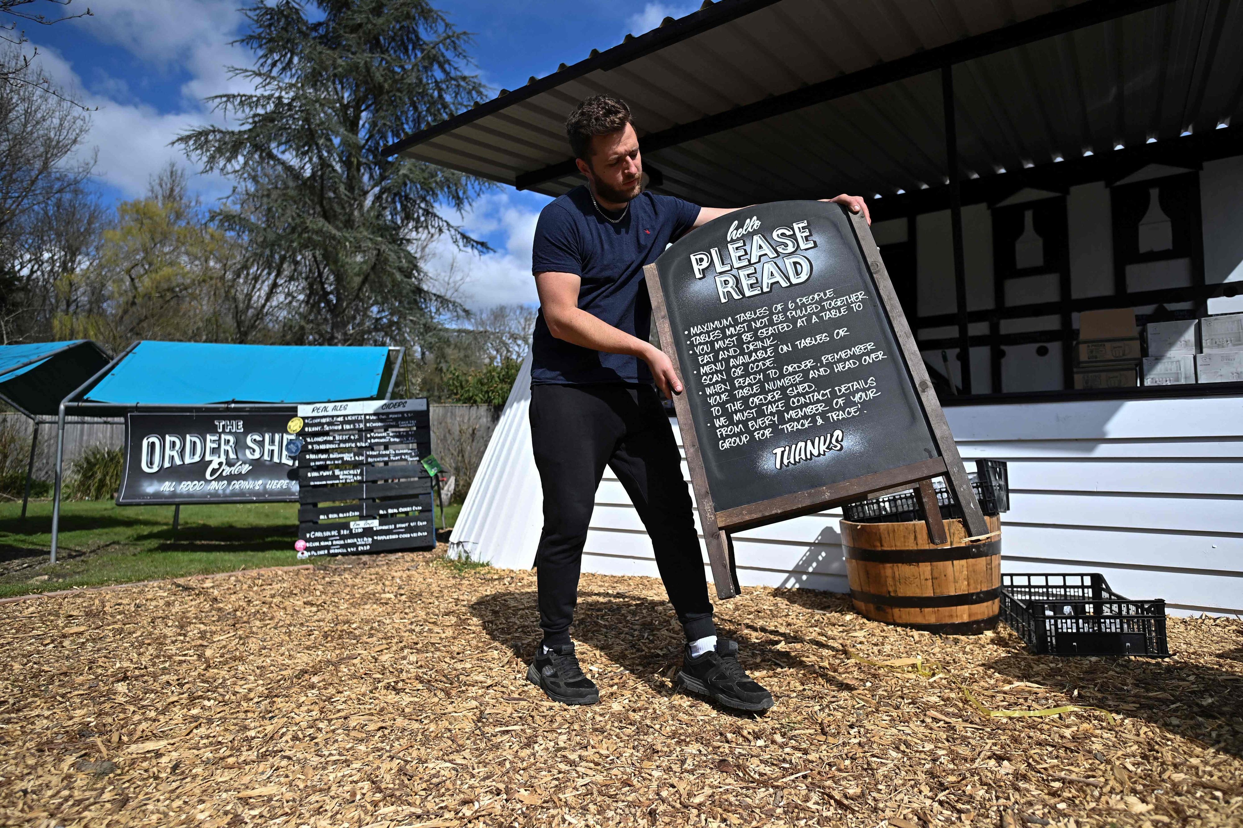 Ein Pub-Besitzer bereitet seinen Gastgarten vor.
