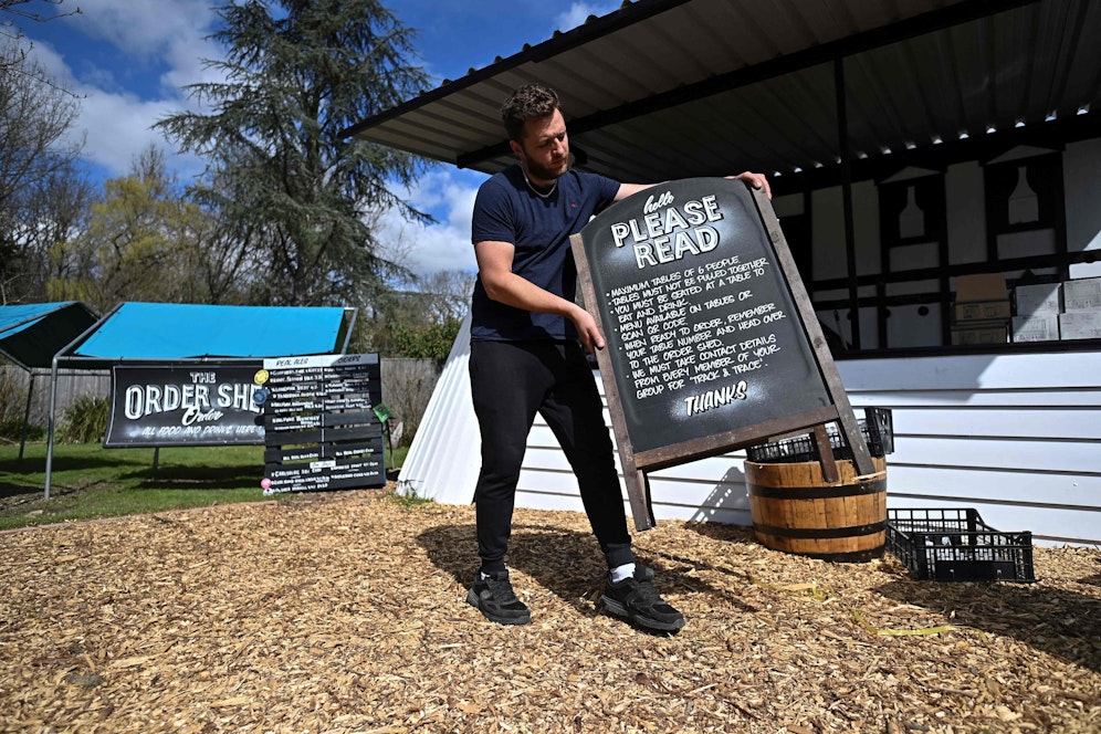 Ein Pub-Besitzer bereitet seinen Gastgarten vor.