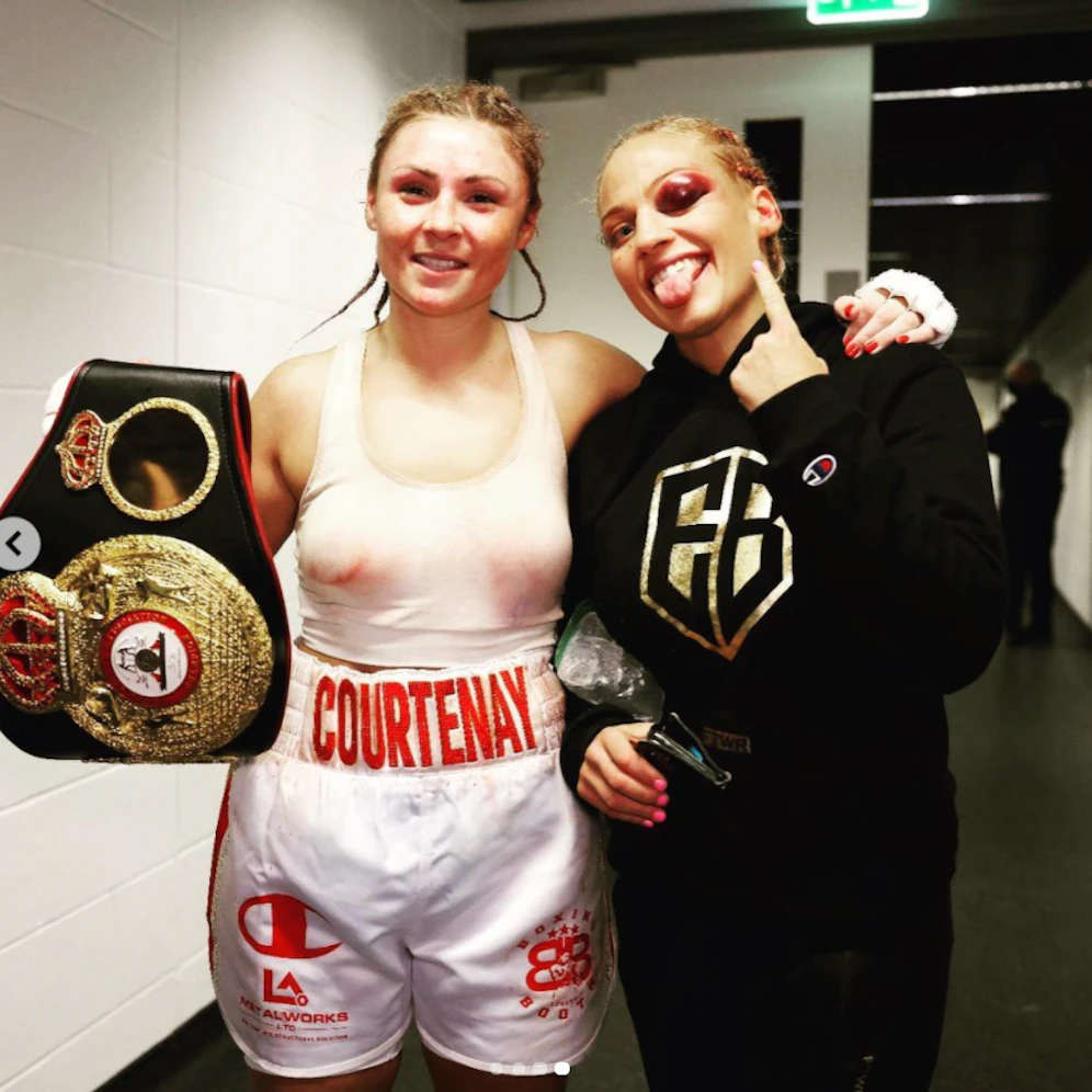  Ebanie Bridges (rechts) zeigt ihr geschwollenes Auge, gratuliert Siegerin Shannon Courtenay fair.