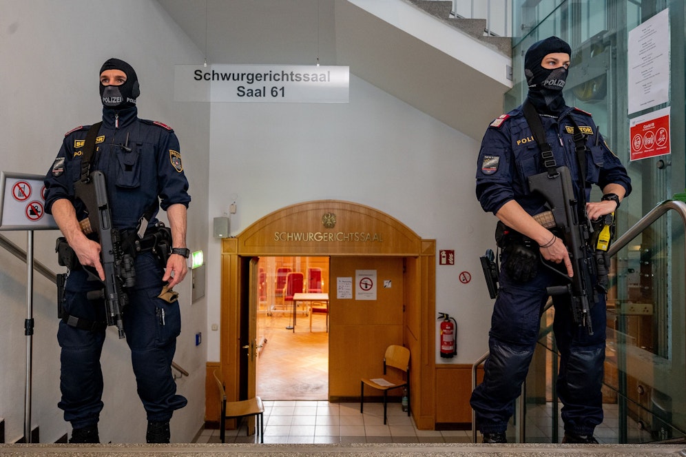 Unter strengen Sicherheitsvorkehrungen startete am Montag der Prozess gegen drei mutmaßliche Dschihadisten.