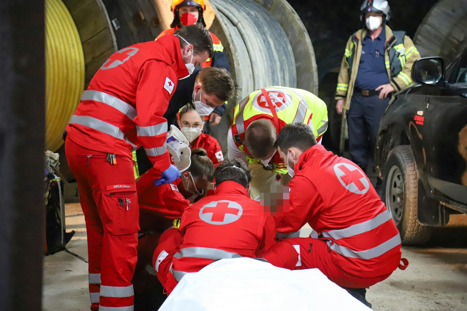Gegen 21.45 Uhr wurde der Verletzte an die Rettungssanitäter übrgeben.