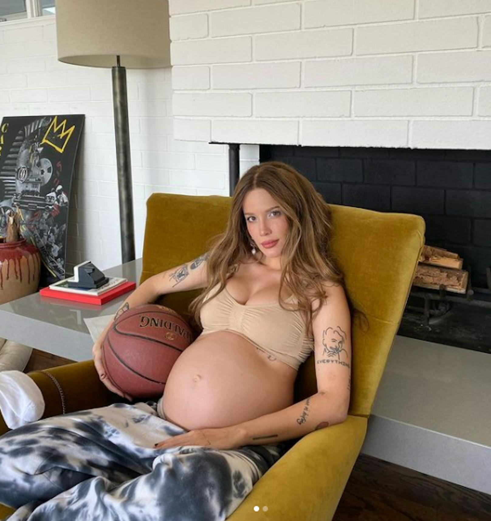 US-Sängerin Halsey genießt ihre Schwangerschaft in vollen Zügen - und postete jetzt ihr Babybäuchlein, das mittlerweile die Größe eines Basketballs hat. 