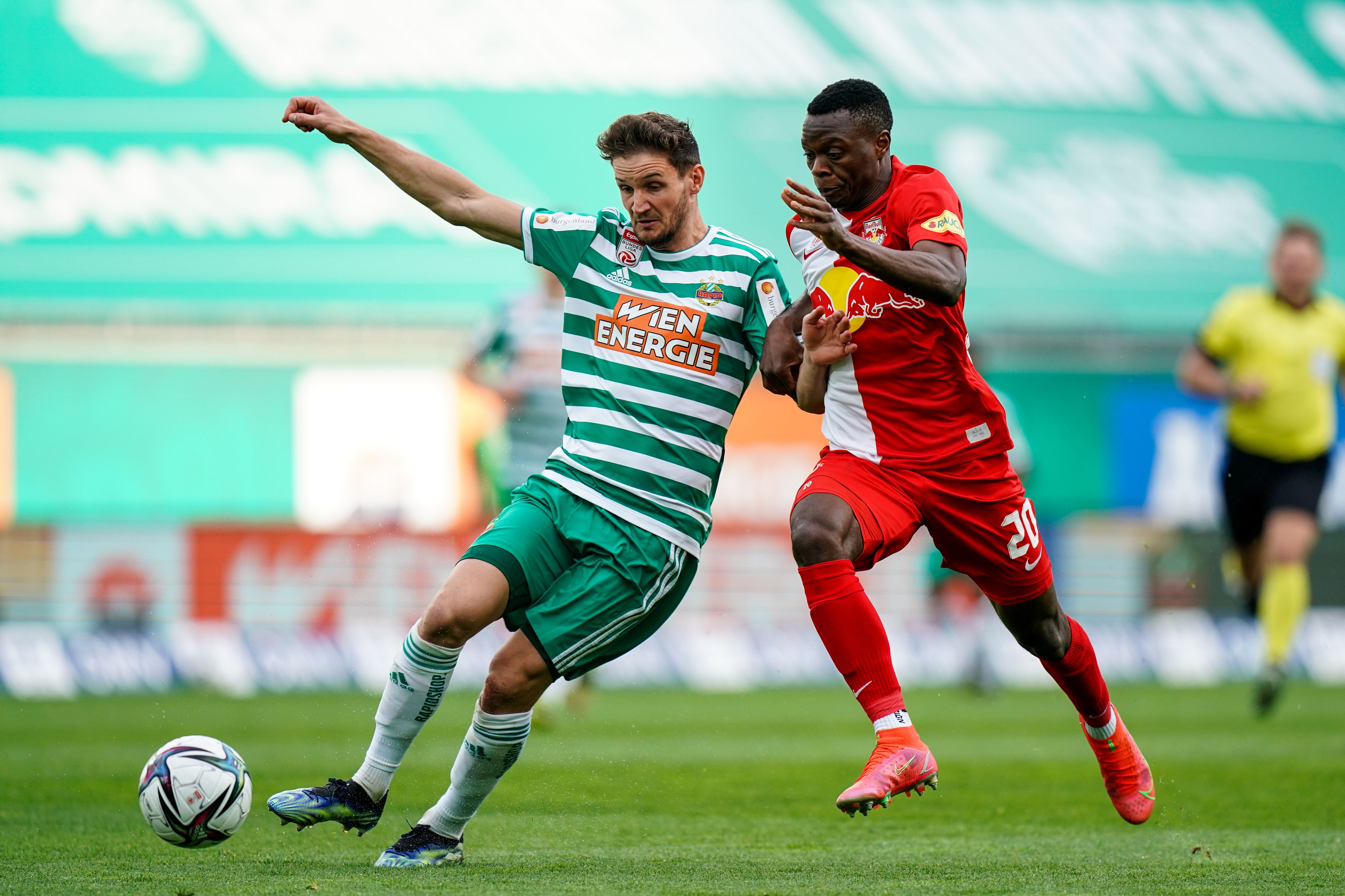 Maxi Hofmann (l.) gegen Patson Daka