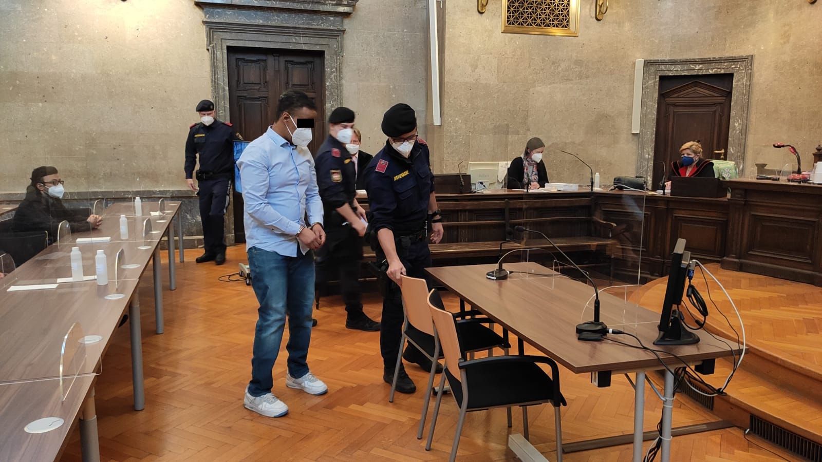 Der Angeklagte (28) wurde in Handschellen vorgeführt.