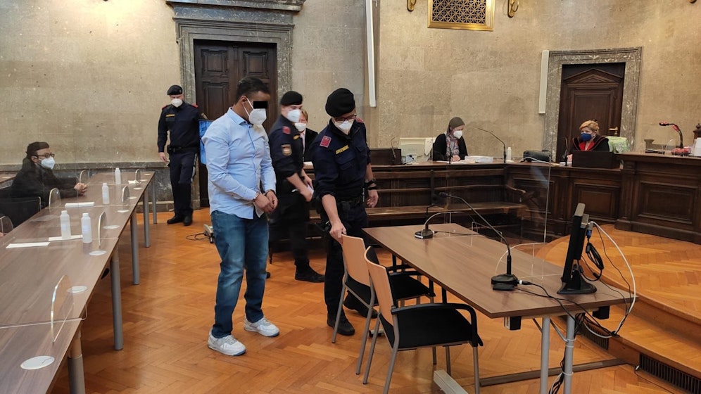 Der Angeklagte (28) wurde in Handschellen vorgeführt.