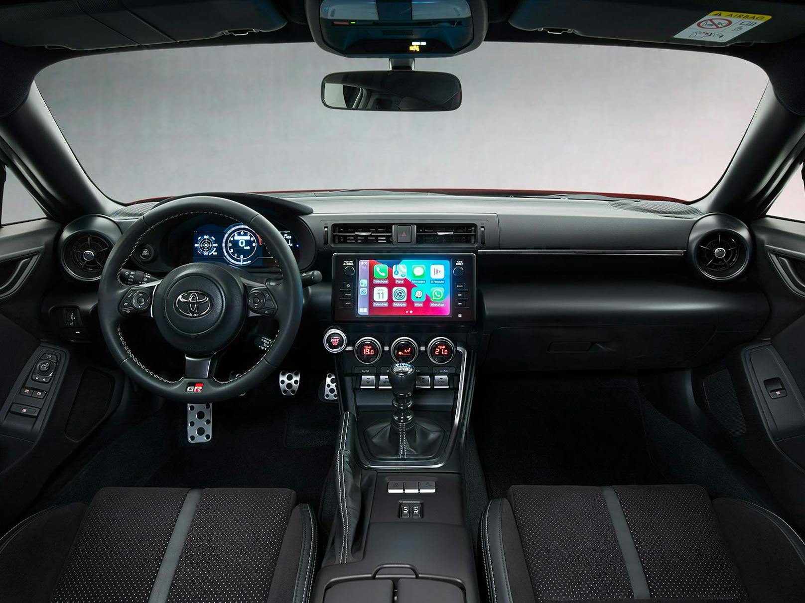 Cockpit mit Digitaltacho und Touchscreen