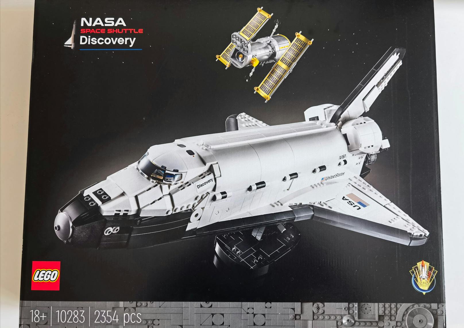 LEGO macht dies mit dem beeindruckend großen Modell LEGO NASA Discovery Space Shuttle, das sich an erfahrene LEGO-Bauer ab einem Alter von 18 Jahren richtet.