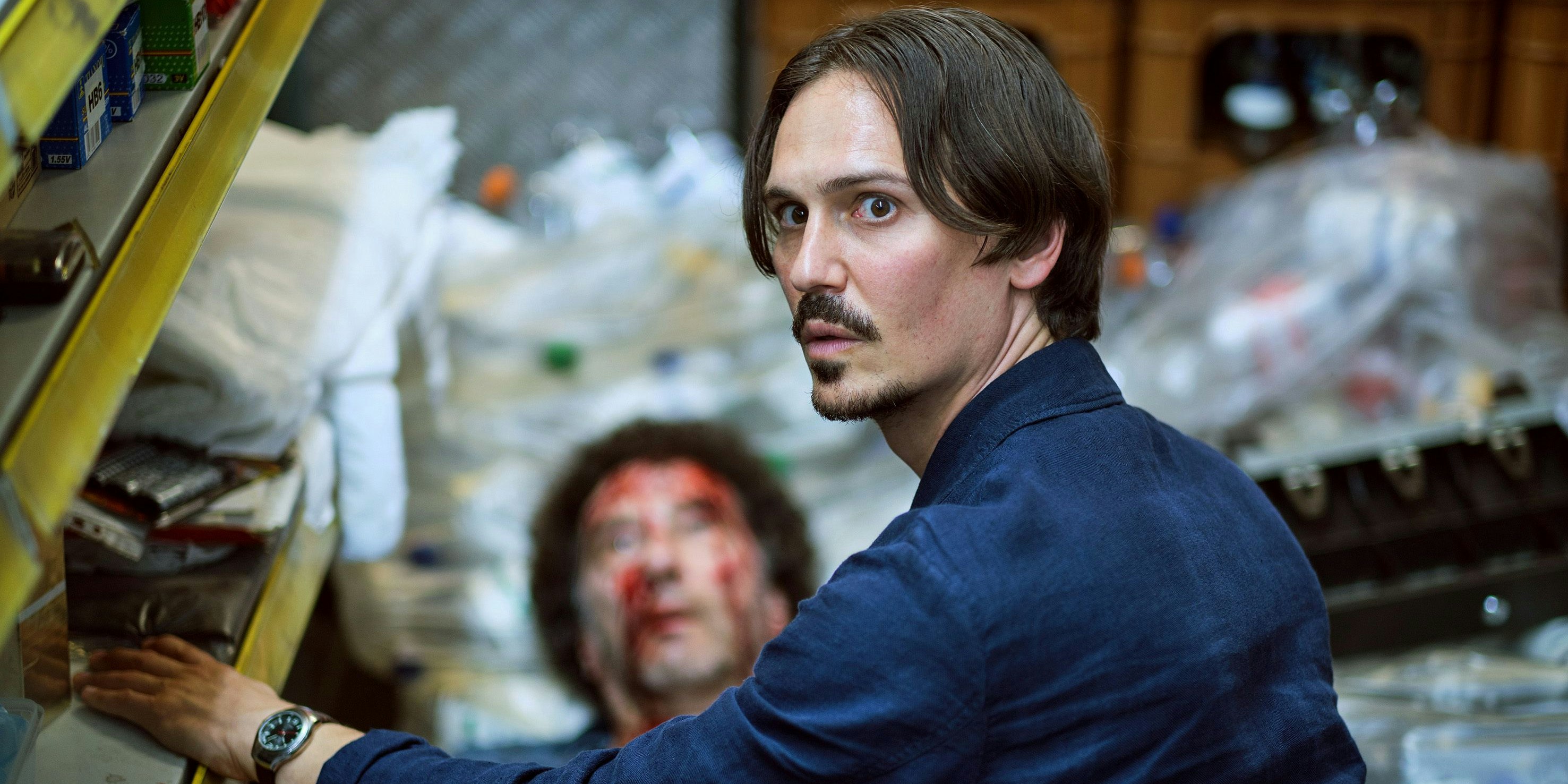 Hinter der Kasse des Nachtkiosks findet Anton Maler (Christopher Schärf, rechts) die Leiche von Sandro Esposito (Christoph Gaugler).  