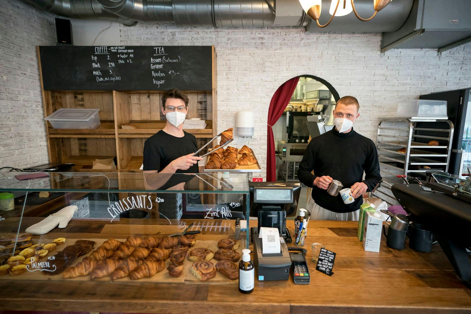 Max Montocchio (l.) und Jake Machin servieren frische Croissants und selbst gerösteten Kaffee.